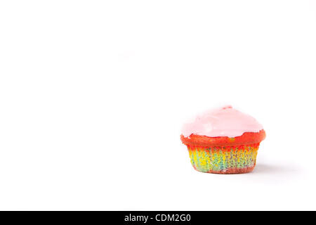 29. März 2011 - Los Angeles, Los Angeles, USA - Bizarre regenbogenfarbenen Muffins mit rosa Zuckerguss auf einem weißen Hintergrund. (Kredit-Bild: © Brandon Parry/Southcreek Global/ZUMAPRESS.com) Stockfoto