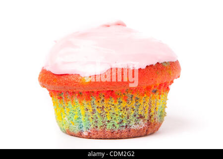 29. März 2011 - Los Angeles, Los Angeles, USA - Bizarre regenbogenfarbenen Muffins mit rosa Zuckerguss auf einem weißen Hintergrund. (Kredit-Bild: © Brandon Parry/Southcreek Global/ZUMAPRESS.com) Stockfoto