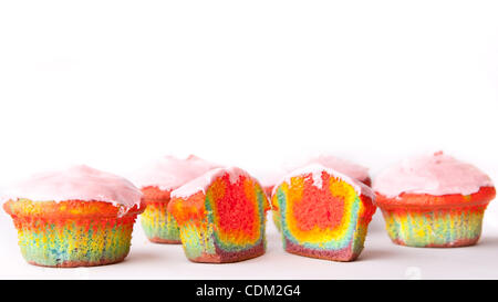 29. März 2011 - Los Angeles, Los Angeles, USA - Bizarre regenbogenfarbenen Muffins mit rosa Zuckerguss auf einem weißen Hintergrund. (Kredit-Bild: © Brandon Parry/Southcreek Global/ZUMAPRESS.com) Stockfoto