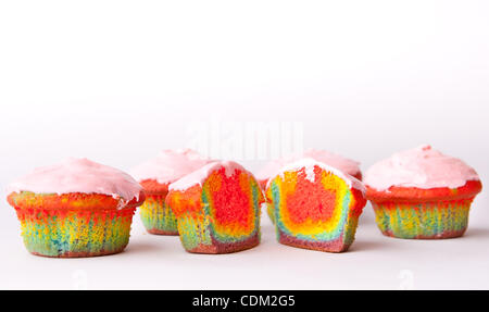 29. März 2011 - Los Angeles, Los Angeles, USA - Bizarre regenbogenfarbenen Muffins mit rosa Zuckerguss auf einem weißen Hintergrund. (Kredit-Bild: © Brandon Parry/Southcreek Global/ZUMAPRESS.com) Stockfoto