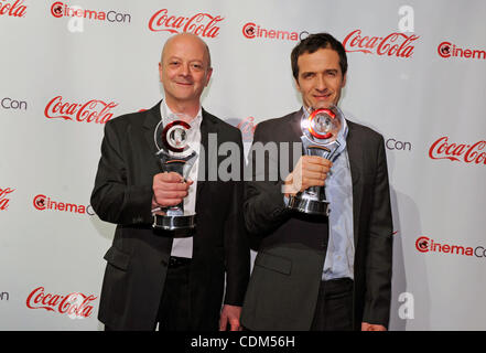 31. März 2011 kommt - Las Vegas, Nevada, USA - Produzenten DAVID BARRON (L) und DAVID HEYMAN, dem CinemaCon Hall Of Fame Award an den großen Bildschirm Achievement Awards im Caesars Palace während CinemaCon, dem offiziellen Übereinkommen von der National Association of Theater Owners am 31. März, 20 Stockfoto