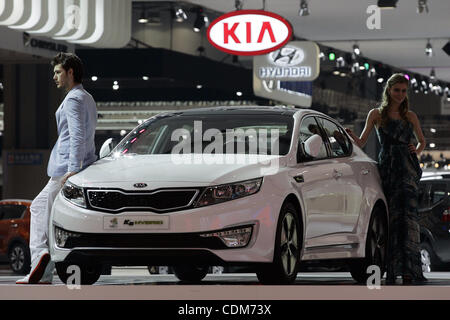 1. April 2011 - Goyang, Südkorea - Modelle mit ein Kia Motors K5 Hybridauto während Publikumstag auf der Seoul Motor Show in Goyang posieren. (Kredit-Bild: © Dong-Min Jang/ZUMAPRESS.com) Stockfoto