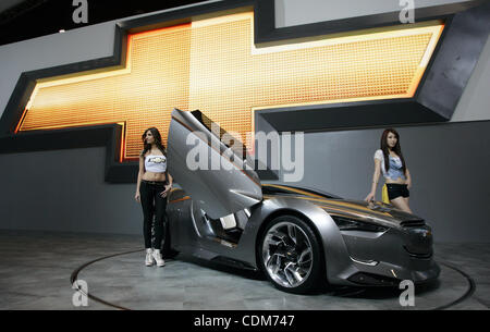 1. April 2011 darstellen - Goyang, Südkorea - Modelle mit General Motors Chevrolet MIRAY Conceptcar auf der Seoul Motor Show in Goyang öffentlichen tagsüber. (Kredit-Bild: © Dong-Min Jang/ZUMAPRESS.com) Stockfoto