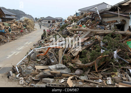 2. April 2011 - Narahara, Japan - sieht ein Mann in seinem Haus von dem Erdbeben und dem Tsunami in Iwaki, Fukushimapräfektur, Japan ist reduziert. 3 Tage vom 1. April, Japan und US-Streitkräfte gemeinsam Suche nach verschwundenen durch Tsunami und Erdbeben sowohl von Himmel und Meer. Noch 16000 Menschen ar Stockfoto