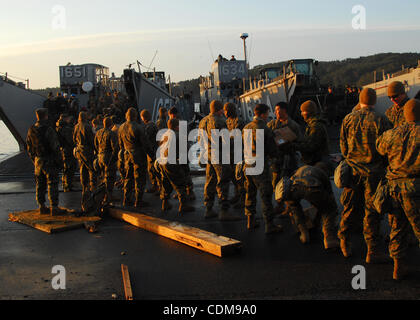 2. April 2011 - Miyagi, Japan - OSHIMA Insel, Japan (3. April 2011)--Marines Offload Versorgungsgüter und Ausrüstungsgegenstände aus ein Landungsboot-Dienstprogramm auf Oshima Island, Japan, mit der Fortsetzung der Katastrophenhilfe zu helfen. Marines mit dem 31. Marine Expeditionary Unit und Segler mit der Essex amphibische Re Stockfoto