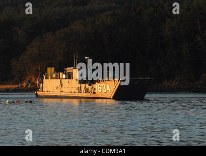 2. April 2011 transportiert - Miyagi, Japan - OSHIMA Insel, Japan (3. April 2011) Ð Landing Craft Dienstprogramm 1634, Matrosen und Marinesoldaten auf Oshima Island, Japan, mit der Fortsetzung der Katastrophenhilfe zu helfen. Marines mit dem 31. Marine Expeditionary Unit und Segler mit der Essex Amphibious Ready Group Stockfoto