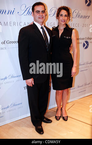 2. April 2011 - Athen, Griechenland - griechisch-amerikanischen Schauspielerin MELINA KANAKAREDES mit ihrem Ehemann PETER CONSTANTINIDES Teilnahme am American College of Greece 2. halbjährlichen Alumni Awards Benefizdinner. Der Ehrenpreis-Empfänger wird Schauspielerin Melina Kanakaredes bejubelt werden, welches den Vorteil D teilnimmt Stockfoto