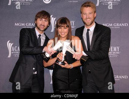 3. April 2011 - Hollywood, Kalifornien, USA - 46. Academy of Country Music Awards Presseraum im MGM Grand Garden Arena in Las Vegas, NV 03.04.11 2011..LADY ANTEBELLUM - Dave Haywood, Hillary Scott und Charles Kelley(Credit Image: © Scott Kirkland/Globe Photos/ZUMAPRESS.com) Stockfoto