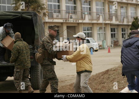 3. April 2011 - Miyagi, Japan - OSHIMA Insel, Miyagi, Japan - Oshima Insel einheimische und Marines mit dem 31. Marine Expeditionary Unit entladen Lieferungen aus einem Humvee während des Betriebs Â ' Feldtag, Â "April 3.  Die MEU hat derzeit ca. 300 Marines und Matrosen, die Hilfe bei Aufräumarbeiten im Stockfoto