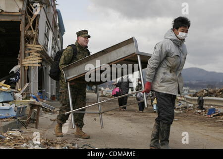 3. April 2011 - Miyagi, Japan - OSHIMA Insel, Miyagi, Japan - ein Oshima Insel ansässig und eine Marine mit der 31. Marine Expeditionary Unit eine Tabelle verschieben während des Betriebs Â ' Feldtag, Â "April 3.  Die MEU hat derzeit ca. 300 Marines und Matrosen, die Hilfe bei Aufräumarbeiten in der Devasta Stockfoto