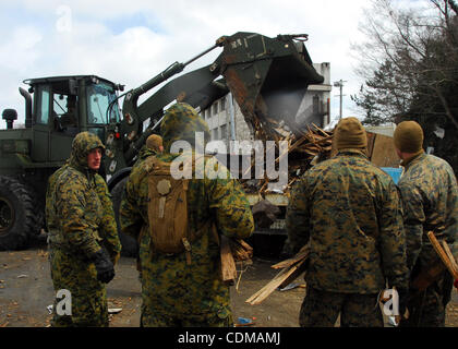 3. April 2011 - Miyagi, Japan - OSHIMA Insel, Japan (4. April 2011) Ð Marines mit 31. Marine Expeditionary Unit (MEU) verwenden einen Bulldozer, um Trümmer auf Oshima Insel, Japan bereinigen. Space-Marines und Segler mit dem 31. MEUare auf Oshima Insel zu helfen, einen Hafen zu löschen und helfen bei der Reinigung Schmutz fr Stockfoto