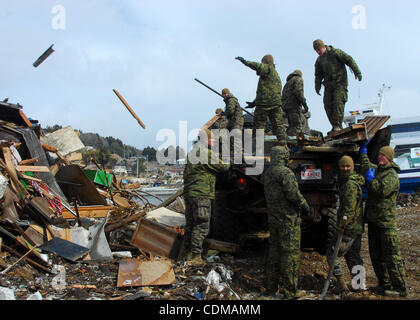 3. April 2011 - Miyagi, Japan - OSHIMA Insel, Japan (4. April 2011)--Marines mit 31. Marine Expeditionary Unit (MEU) entladen Trümmer aus einem Hafen auf der Insel Oshima, Japan gelöscht. Marines und Segler mit dem 31. MEU sind auf Oshima Insel zu helfen, einen Hafen zu löschen und helfen bei der Reinigung Schmutz Stockfoto