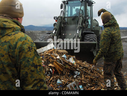 3. April 2011 - Miyagi, Japan - OSHIMA Insel, Japan (4. April 2011) Ð Marines mit 31. Marine Expeditionary Unit (MEU) verwenden einen Bulldozer, um Trümmer auf Oshima Insel, Japan bereinigen. Marines und Segler mit dem 31. MEU sind auf Oshima Insel zu helfen, einen Hafen zu löschen und helfen bei der Reinigung Schmutz f Stockfoto