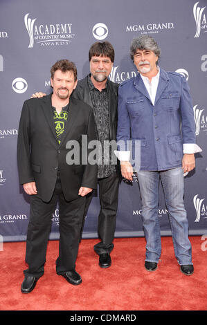 3. April 2011 - Las Vegas, Nevada; USA - (L-R) Musiker JEFF COOK, TEDDY GENTRY und RANDY OWEN von der Band ALABAMA kommt auf dem roten Teppich bei der 46. Annual Academy of Country Music Awards, die stattfindet am MGM Grand Hotel & Casino Grand Garden Arena in Las Vegas gelegen.  Copyright 2 Stockfoto