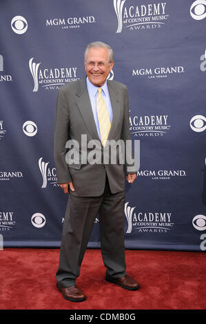 3. April 2011 - Las Vegas, Nevada; USA - kommt der ehemalige US-Verteidigungsminister DONALD RUMSFELD auf dem roten Teppich bei der 46. Annual Academy of Country Music Awards, die stattfindet am MGM Grand Hotel & Casino Grand Garden Arena in Las Vegas gelegen.  Copyright 2011 Jason Moore. (Kredit-Bild: © Stockfoto