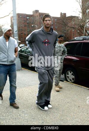 4. April 2011 - New York, New York, USA - New Jersey Nets Zentrum BROOK LOPEZ besucht Sheepshead Bay High School in Brooklyn New York 04.04.2011. 2011. (Kredit-Bild: © Bruce Cotler/Globe Photos/ZUMAPRESS.com) Stockfoto