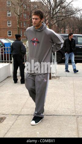 4. April 2011 - New York, New York, USA - New Jersey Nets Zentrum BROOK LOPEZ besucht Sheepshead Bay High School in Brooklyn New York 04.04.2011. 2011. (Kredit-Bild: © Bruce Cotler/Globe Photos/ZUMAPRESS.com) Stockfoto