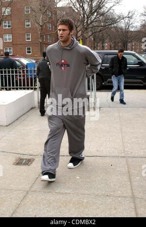 4. April 2011 - New York, New York, USA - New Jersey Nets Zentrum BROOK LOPEZ besucht Sheepshead Bay High School in Brooklyn New York 04.04.2011. 2011. (Kredit-Bild: © Bruce Cotler/Globe Photos/ZUMAPRESS.com) Stockfoto