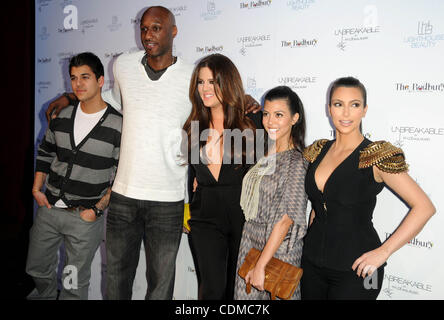 4. April 2011 - Los Angeles, Kalifornien, USA - Rob Kardashian, Lamar Odem, Kim Kardashian, Khloe Kardashian und Kourtney Kardashian, Khloe Kardashian Odom besucht und Lamar Odom Duft für '' unzerbrechlich '' Held im Redbury Hotel In Hollywood, Kalifornien auf 4/4/11.Photos durch zu starten:-Fotos Stockfoto