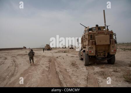 5. April 2011 - Kandahar, Afghanistan - US militärische MRAP (Mine Resistant Ambush Protected) Fahrzeuge Manöver in der Nähe von Forward Operating Basis Tarnak in dund Bezirk. Dund Bezirk hat erst im vergangenen Jahr als ein neuer Stadtteil offiziell anerkannt von der Zentralregierung in Kabul, seine Lage j Stand wurde auf Stockfoto