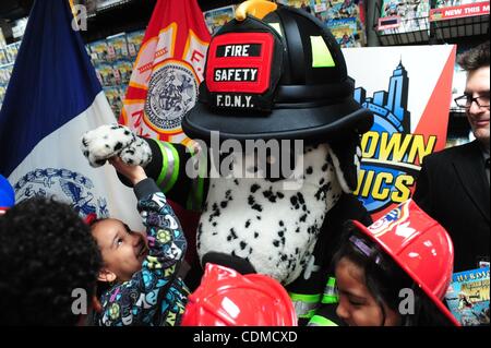 5. April 2011 Hot-Dog - Manhattan, New York, USA - zweiten und dritten Klasse Schüler von PS 51 Pose für ein Foto mit FDNY Maskottchen wie FDNY und Marvel Comics ein neues Feuer Sicherheit-Comic-Buch mit Captain America und Spider-Man auf einer Pressekonferenz in Midtown Comics enthüllen. (Kredit-Bild: © Bryan Smi Stockfoto