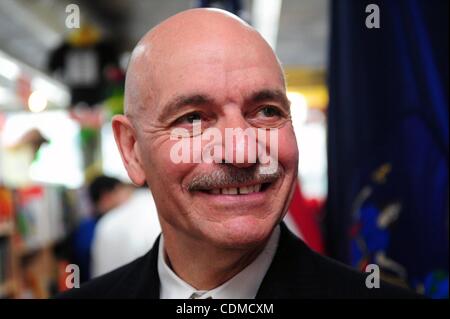 5. April 2011 - Manhattan, New York, USA - New York City Fire Kommissar SALVATORE CASSANO spricht als der FDNY und Marvel Comics enthüllen ein neues Feuer Sicherheit-Comic-Buch mit Captain America und Spider-Man auf einer Pressekonferenz in Midtown Comics. (Bild Kredit: Bryan Smith/ZUMAPRESS.com ©) Stockfoto