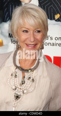5. April 2011 - New York, New York, US - Schauspielerin HELEN MIRREN besucht die New Yorker Premiere von "Arthur" bei Ziegfeld Theater statt. (Bild Kredit: Nancy Kaszerman/ZUMAPRESS.com ©) Stockfoto