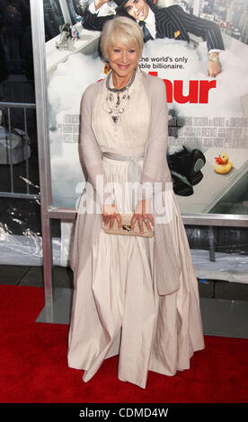 5. April 2011 - New York, New York, US - Schauspielerin HELEN MIRREN besucht die New Yorker Premiere von "Arthur" bei Ziegfeld Theater statt. (Bild Kredit: Nancy Kaszerman/ZUMAPRESS.com ©) Stockfoto