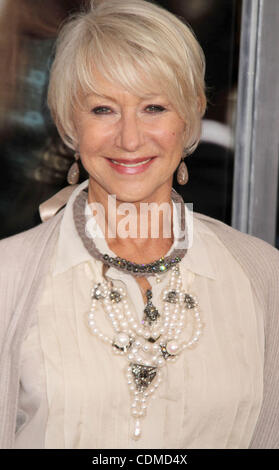 5. April 2011 - New York, New York, US - Schauspielerin HELEN MIRREN besucht die New Yorker Premiere von "Arthur" bei Ziegfeld Theater statt. (Bild Kredit: Nancy Kaszerman/ZUMAPRESS.com ©) Stockfoto
