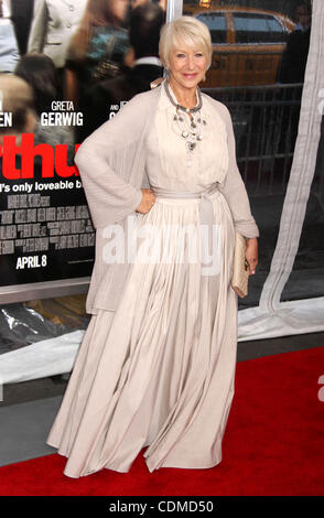 5. April 2011 - New York, New York, US - Schauspielerin HELEN MIRREN besucht die New Yorker Premiere von "Arthur" bei Ziegfeld Theater statt. (Bild Kredit: Nancy Kaszerman/ZUMAPRESS.com ©) Stockfoto