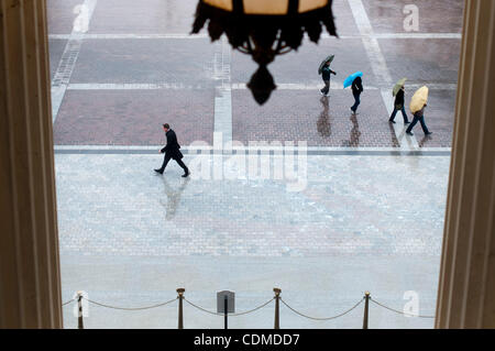 5. April 2011 - Washington, District Of Columbia, USA - Arbeitern und Touristen machen ihren Weg durch den Regen am Morgen auf dem US-Kapitol am Dienstag. (Bild Kredit: Pete Marovich/ZUMAPRESS.com ©) Stockfoto