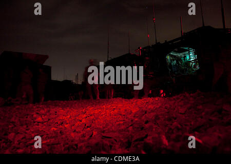 6. April 2011 - Panjwayi, Kandahar, Afghanistan - U.S. Army Soldaten Commanche Unternehmens kennenlernen 1. Staffel, 2. Stryker Cavalry Regiment bereit für die Fahrt von Forward Operating Base Tarnak in dund Bezirk doppelzüngig Shoja im Panjwayi District, Provinz Kandahar, Afghanistan. Panjwayi Bezirk Stockfoto