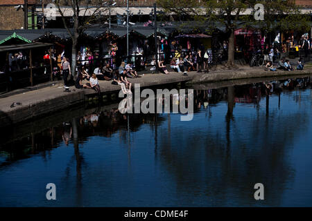 6. April 2011 - London, England, Vereinigtes Königreich - Regent-Kanal ist ein Kanal über ein Gebiet nördlich von central London, England. Freuen Sie sich auf einen Link von der Paddington Arm des Grand Union Canal, nur Nord-westlich von Paddington Basin im Westen, das Limehouse Bassin und der Themse im Osten Stockfoto