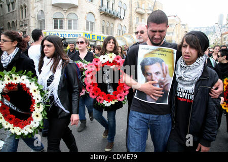 Menschen trauern der arabisch-israelische Schauspieler und Regisseur Juliano Mer Khamis, während ein Trauerzug in der Nähe von al-Midan Theaters in der nördlichen israelischen Stadt Haifa 6. April 2011. Mer-Khamis war ab Montag in der Westbank-Stadt niedergeschossen, wo er lief ein Dramatheater von Schule und Gemeinde, und wurde zum Rest W Stockfoto