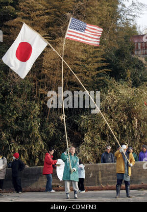 7. April 2011 - Oshima Insel, Miyagi, Japan - zwei Personen halten ein US und japanische Flaggen mit Dankbarkeit für die Marines und Matrosen von der 31. Marine Expeditionary Unit für ihre Arbeit. Die Marines und Matrosen verbrachte etwa sechs Tage aufräumen Trümmer auf Teile der Insel, während Operationsfeld Stockfoto