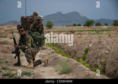 9. April 2011 - Panjwayi, Kandahar, Afghanistan - Afghan National Army Soldaten sichern die Gegend während einer Clearing-Operation mit US und kanadischen ISAF-Truppen in der Nähe der Ortschaft Nakhonay in der Panjwayi Bezirk von Kandahar Provinz, Afghanistan, Samstag. Das Bataillon Größe clearing Betrieb Nachteile Stockfoto