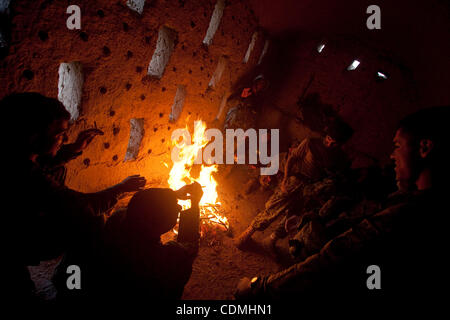 9. April 2011 - Panjwayi, Kandahar, Afghanistan - Soldaten der 3. Zug, Comanche Company, 1. Staffel 2. Stryker Cavalry Regiment und Soldaten der afghanischen Nationalarmee versuchen, abtrocknen von starken Regenfällen in einer verlassenen Verbindung während einer Lichtung in der Nähe des Dorfes Nakhonay in der Stockfoto