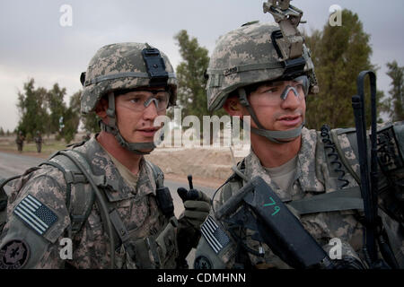 9. April 2011 - Panjwayi, Kandahar, Afghanistan - Soldaten der 3. Zug, Comanche Kompanie, 1. Eskadron des 2nd Stryker Cavalry Regiment diskutieren ihre Bewegungen wie sie einen Clearing-Betrieb in der Nähe des Dorfes Nakhonay in der Provinz Panjwayi Bezirk von Kandahar, Afghanistan, Samstag durchzuführen. Die Stockfoto