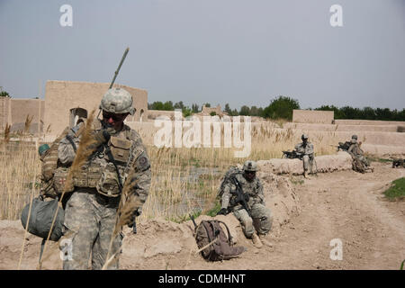 9. April 2011 - Panjwayi, Kandahar, Afghanistan - A Soldier von 3rd Platoon, Comanche Company, 1. Staffel der 2. Stryker Cavalry Regiment Gespräche über das Radio mit anderen Mitgliedern seiner Einheit durning einen Clearing-Betrieb in der Nähe der Ortschaft Nakhonay in der Panjwayi Bezirk von Kandahar Provinz, Afghani Stockfoto