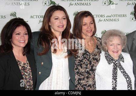 9. April 2011 - Los Angeles, Kalifornien, USA - Schauspielerin VALERIE BERTINELLI, Schauspielerin JANE LEEVES, Schauspielerin WENDIE MALICK, Schauspielerin BETTY WHITE auf die Akteure und die andere für Tiere 40. Jubiläum Ehren Betty White Hilton Universal City, Los Angeles statt. (Kredit-Bild: © Jeff Frank/ZUMAPRES Stockfoto