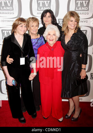 10. April 2011 - New York, New York, USA - partielle Besetzung von "THE FACTS OF LIFE" besucht die 2011 TV Land Awards im Jacob Javits Center statt. Von links: Mindy Cohn (Natalie), Cloris Leachman (Beverly), Nancy McKeon (Jo), Charlotte Rae (Mrs Garrett) und Lisa Whelchel (Blair) gegossen.  (Bild Kredit: Stockfoto