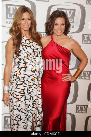 10. April 2011 statt im Jacob Javits Center - New York, New York, USA - Realität Persönlichkeiten KELLY BENSIMON und LUANN DE LESSEPS TV Land Awards 2011 zu besuchen. (Bild Kredit: Nancy Kaszerman/ZUMAPRESS.com ©) Stockfoto