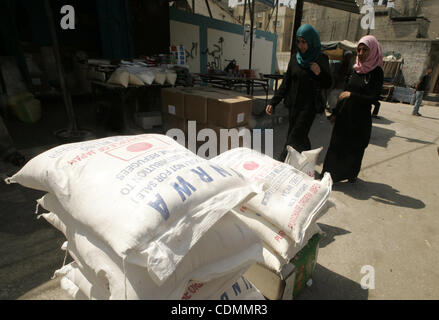 11. April 2011 - Rafah, Gaza-Streifen, Palästinensische Gebiete - Palästinenser vorbeigehen Mehlsäcke vor einem Geschäft in Rafah, südlichen Gazastreifen. Ein Mangel an grundlegenden Gütern im Gaza-Streifen im ersten Quartal des Jahres 2011 aufgrund der fortgesetzten israelischen geben die meisten Materialien, waren und Lebensmittel zu verhindern Stockfoto