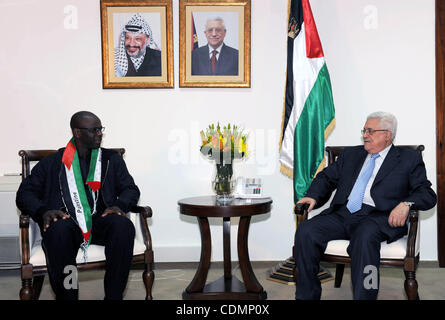 Der palästinensische Präsident Mahmoud Abbas trifft den ehemalige französische Fußballspieler Lilian Thuram in der Westbank-Stadt Ramallah 12. April 2011. Foto von Thaer Ganaim Stockfoto