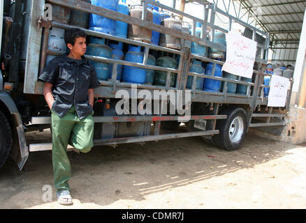 13. April 2011 - Gaza City, Gazastreifen, Palästina - steht ein palästinensischer Mann nächsten leeren Gasflaschen an einer Erdgas-Station in Gaza-Stadt. (Bild Kredit: Mohammed Asad/apaimages/ZUMAPRESS.com ©) Stockfoto