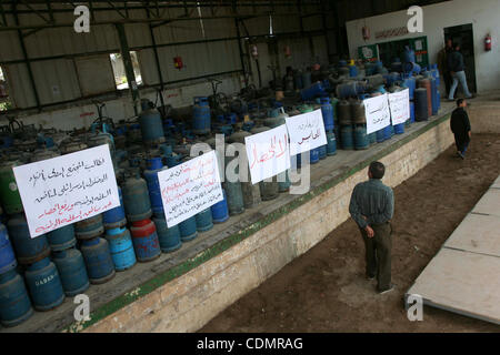 13. April 2011 - Gaza-Stadt, Gaza-Streifen - A palästinensischen Mann nächsten leeren Gasflaschen an einer Erdgas-Station in Gaza-Stadt, steht, wie Gazastreifen leidet unter dem Mangel an Erdgas die Enklave Streifen aus Israel geben. (Bild Kredit: Mohammed Asad/apaimages/ZUMApress.com ©) Stockfoto