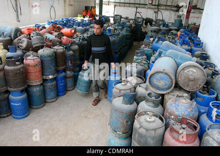 13. April 2011 - Gaza-Stadt, Gaza-Streifen - A palästinensischen Mann nächsten leeren Gasflaschen an einer Erdgas-Station in Gaza-Stadt, steht, wie Gazastreifen leidet unter dem Mangel an Erdgas die Enklave Streifen aus Israel geben. (Bild Kredit: Mohammed Asad/apaimages/ZUMApress.com ©) Stockfoto