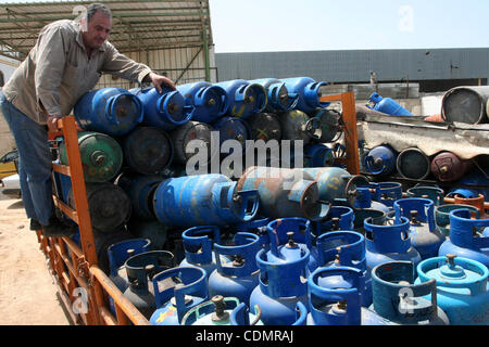 13. April 2011 - Gaza-Stadt, Gaza-Streifen - A palästinensischen Mann nächsten leeren Gasflaschen an einer Erdgas-Station in Gaza-Stadt, steht, wie Gazastreifen leidet unter dem Mangel an Erdgas die Enklave Streifen aus Israel geben. (Bild Kredit: Mohammed Asad/apaimages/ZUMApress.com ©) Stockfoto