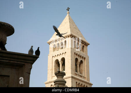 Tauben fliegen über die Kirche des Heiligen Grabes (Auferstehung) in der Altstadt von Jerusalem am 13. April 2011. Foto von Sliman Khader Stockfoto