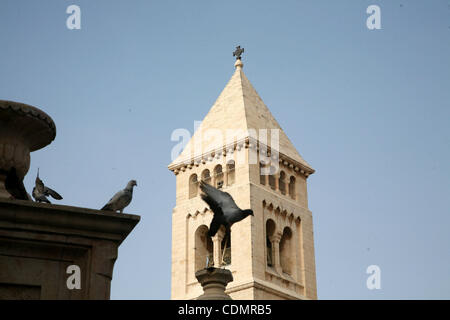 Tauben fliegen über die Kirche des Heiligen Grabes (Auferstehung) in der Altstadt von Jerusalem am 13. April 2011. Foto von Sliman Khader Stockfoto